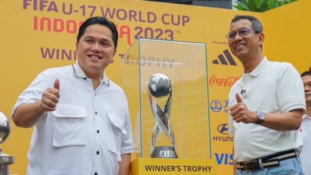 Erick Thohir Perkenalkan Trofi Piala Dunia U-17 ke Masyarakat