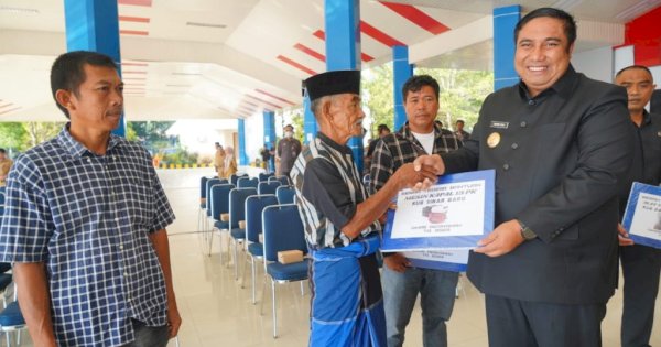 Dorong Hasil Tangkapan Nelayan, Bupati Maros Serahkan Bantuan Alat Tangkap Kepiting dan Mesin Kapal