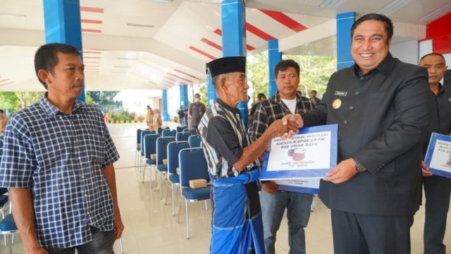 Dorong Hasil Tangkapan Nelayan, Bupati Maros Serahkan Bantuan Alat Tangkap Kepiting dan Mesin Kapal