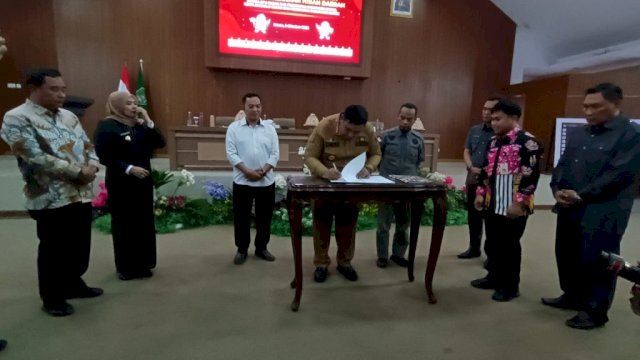 Disaksikan Pj Gubernur Sulsel, Pemkab Maros Tanda Tangani NPHD Pilkada Serentak 2024