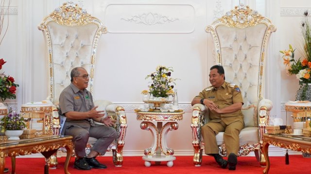 Penjabat Gubernur Provinsi Sulsel, Bahtiar Baharuddin, menerima audiensi Ilham Arief Sirajuddin (IAS) dalam kapasitasnya sebagai Ketua Ketua Radio Antar Penduduk Indonesia (RAPI) Sulawesi Selatan (Sulsel) dan ketua DPD Persatuan Artis Penyanyi Pencipta Lagu dan Pemusik Republik Indonesia (PAPPRI) Sulsel di Rumah Jabatan Gubernur Sulsel, Rabu (1/11/2023).