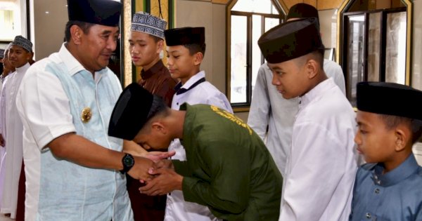 Singgah di Masjid Al Amir Fil-Jannah Bajoe, Pj Gubernur Doakan Tahfidz Yatim Sukses dan Semangat Belajar