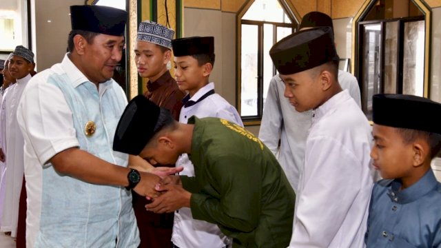 Singgah di Masjid Al Amir Fil-Jannah Bajoe, Pj Gubernur Doakan Tahfidz Yatim Sukses dan Semangat Belajar