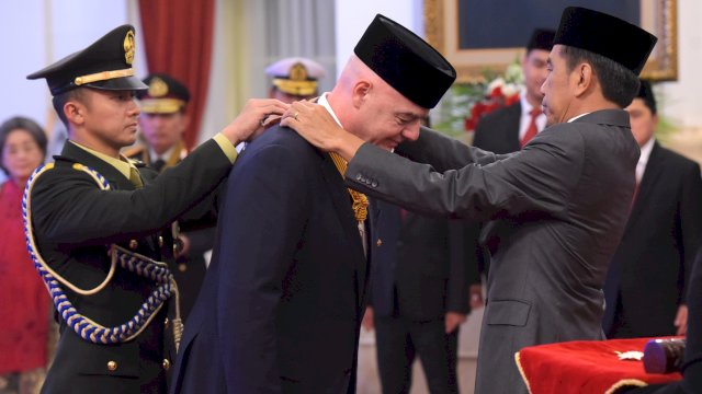 Presiden Joko Widodo (Jokowi) saat mengalungkan tanda kehormatan bintang jasa pratama kepada Presiden federasi sepak bola dunia (FIFA) Gianni Infantino di Istana Negara, Jumat (10/11/2023). 