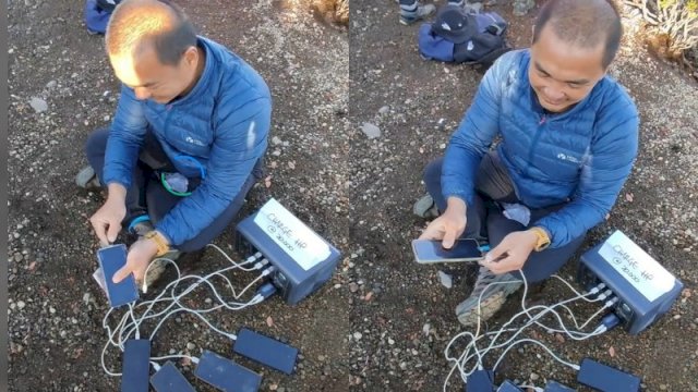 Momen seorang bapak-bapak membuka jasa cas hp di gunung. (Tangkapan layar Instagram @mood.jakarta)