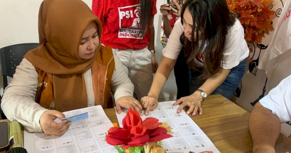 Komisioner KPU Makassar Lakukan Pencocokan Langsung Dummy Surat Suara ke Parpol