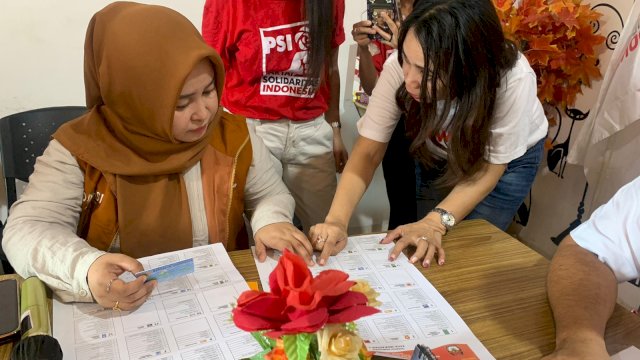 Komisioner KPU Makassar Lakukan Pencocokan Langsung Dummy Surat Suara ke Parpol