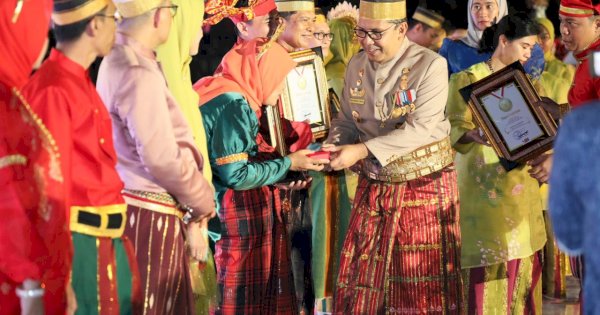 Pemkot Makassar Anugerahi Penghargaan Bagi Pegawai Teladan