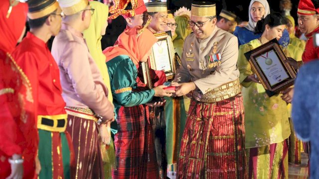 Pemkot Makassar Anugerahi Penghargaan Bagi Pegawai Teladan