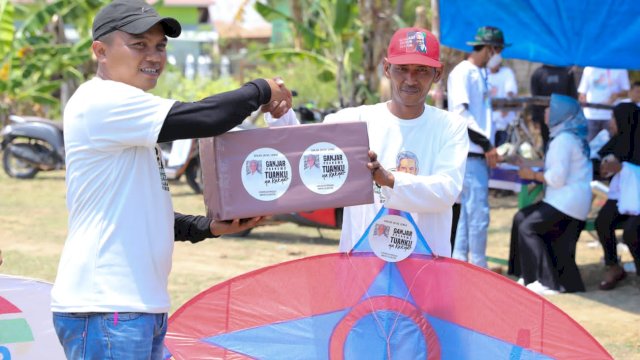 Gerakan Passeddingeng mengadakan lomba layang-layang bagi masyarakat Desa Padatuo, Kecamatan Tonra, Kabupaten Bone, Sulawesi Selatan.