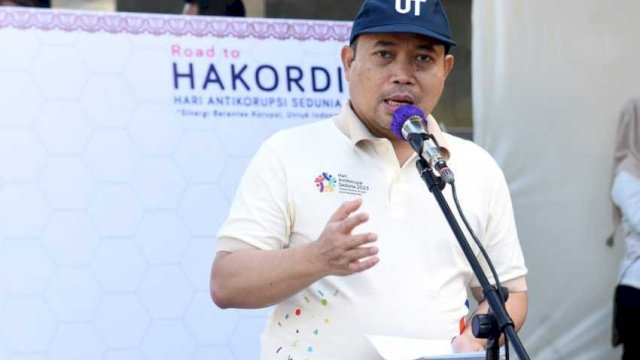 Penjagub Ismail Pakaya menuliskan harapan antikorupsi pada pencanangan kegiatan Hakordia tahun 2023 tingkat Provinsi Gorontalo di Lapangan Taruna Remaja, Kota Gorontalo, Minggu (5/11/2023).