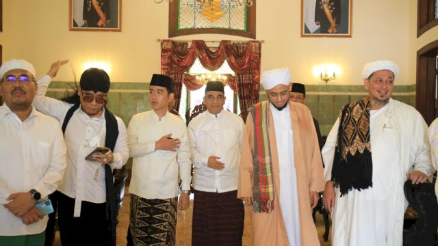 Sekjen Partai Gerindra Ahmad Muzani bersama Walikota Solo Gibran Rakabuming Raka hadir dalam Haul Habib Solo, Sabtu (4/11/2023).