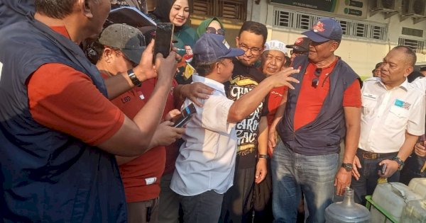 Saksikan Pembagian Air Bersih Relawan ke Warga, Anies: Harus Ada Solusi Jangka Panjang