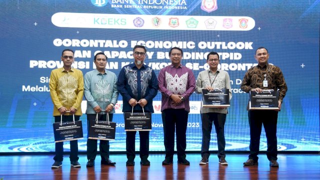 Foto bersama Penjabat Sekda Provinsi Gorontalo, Budiyanto Sidiki, dengan pimpinan instansi terkait pada Gorontalo Economic Outlook dan Capacity Building TPID di Kantor Perwakilan BI Gorontalo, Selasa (7/11/2023).