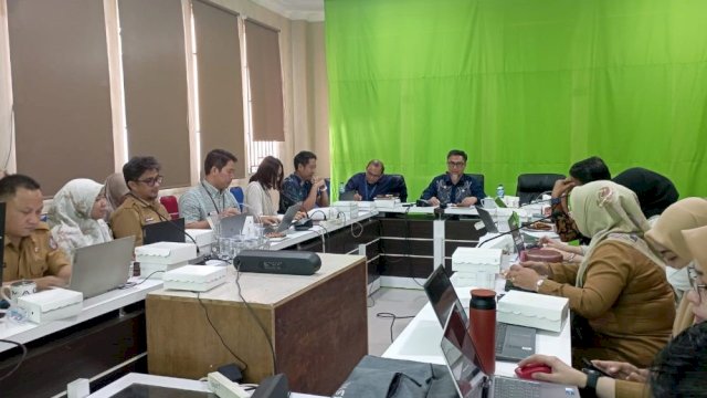 Penjabat Sekdaprov Gorontalo Budiyanto Sidiki saat memimpin diskusi grup terpumpun di Kantor Bapppeda, terkait penelitian Public Expenditure and Revenue Analysis (PERA) fokus pada kualitas belanja APBD pemerintah, Selasa (7/11/2023).