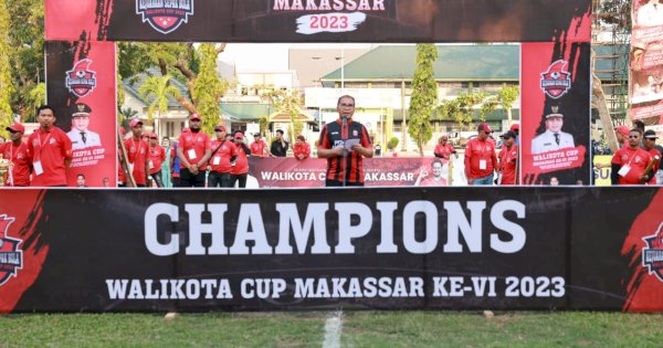 Danny Pomanto Serahkan Uang Tunai Rp50 Juta dan Piala kepada Juara Wali Kota Cup ke-VI