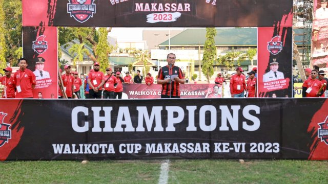 Danny Pomanto Serahkan Uang Tunai Rp50 Juta dan Piala kepada Juara Wali Kota Cup ke-VI