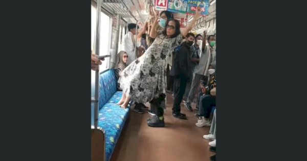 Viral Wanita Bergelayutan dan Usir Penumpang di KRL, Ngaku Ingin Olahraga 