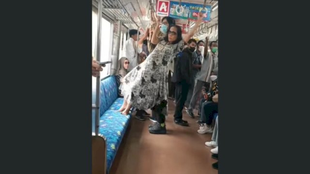 Seorang ibu-ibu bergelayutan di atas kursi KRL. (Tangkapan Layar Instagram @terang_media)