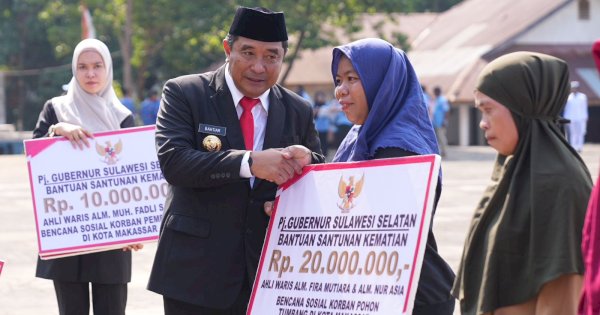 Hari Pahlawan Nasional, Pj Gubernur Sulsel dan Pangdam XIV Hasanuddin Serahkan Bantuan kr Korban Bencana Sosial