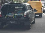 Viral Dua Bayi Diletakkan di Bouncer dengan Pintu Bagasi Mobil Terbuka, Netizen Geram