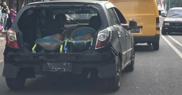 Viral Dua Bayi Diletakkan di Bouncer dengan Pintu Bagasi Mobil Terbuka, Netizen Geram