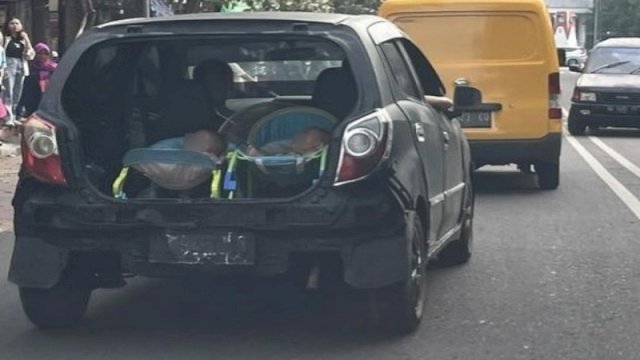 Pengendara mobil bawa dua bayi yang sedang tidur di bagasi tanpa pintu. (Twitter @merapi_uncover)