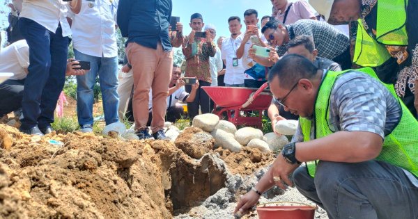 Anggota DPR RI Abang Fauzi Letakkan Batu Pertama Pembangunan Rusunawa Pesantren Muhammadiyah Darul Aqram Balebo