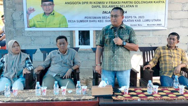 Anggota Komisi V DPR RI Muhammad Fauzi saat meresmikan rumah yang dibedah di Desa Sumber Baru Kecamatan Sukamaju Luwu Utara, Sabtu (18/11/2023). 