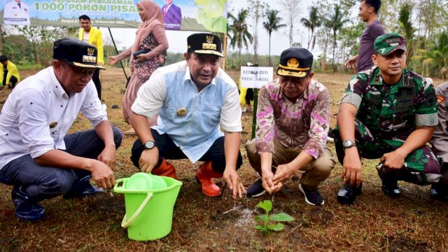 Pj Gubernur Bahtiar dan Rektor IAIN Bone Tanam 1.000 Pohon Pisang Cavendish