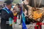Viral Seorang Wisudawan Dapat Buket Nasi Warteg di Acara Wisuda 