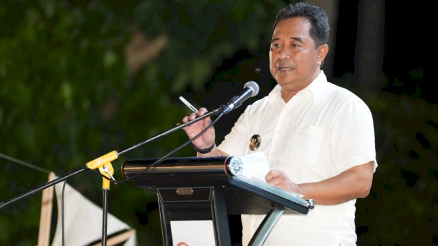 Putar Kemudi Kapal Pinisi, Pj Gubernur Bersama Pimpinan OJK Launching Program EKI di Desa Lembanna