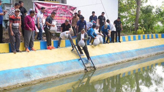 Program Ketahanan Pangan, Pj Gubernur Sulsel, 21.000 Benih Ikan Ditebar di Kolam Desa Wollangi