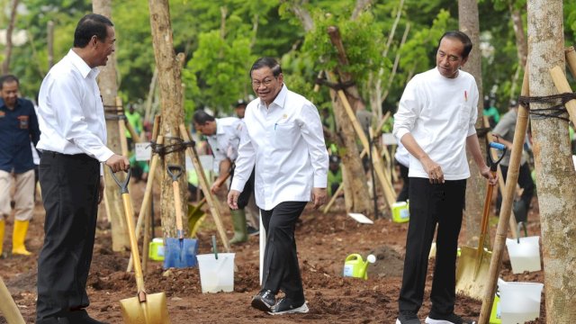 Mentan Amran Dampingi Presiden Gerakan Tanam Pohon Bersama Sebagai Menteri LHK Ad-Interim