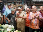 Tinjau Harga Jelang Nataru, Pj Gubernur Bahtiar Bareng Danny Pomanto Kunjungi Pasar Toddopuli