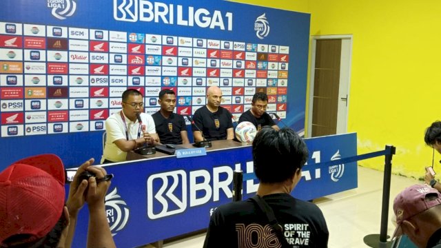 Pelatih PSM Makassar, Bernardo Tavares saat menghadiri press conference jelang melawan Persija Jakarta. (foto: Official PSM) 