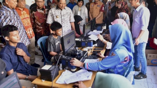 Jemput Bola, Pemprov Sulsel Fasilitasi Perekaman e-KTP Bagi Pemilih Pemula di Kabupaten Luwu