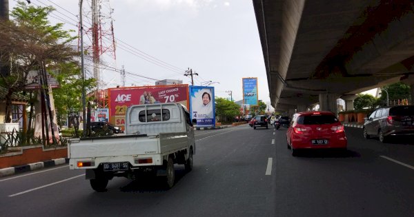 Ramai Baliho Terpajang Menawan di Jalan AP Pettarani, Padahal Aturannya Dilarang