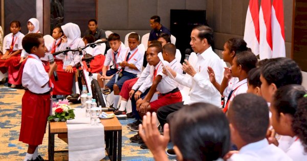 Kalah Siswa SD Bertanya ke Presiden Jokowi: Kalau Saya Bangun Papua, Dimulai dari Mana?