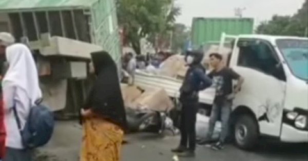 Rem Blong Jadi Penyebab Truk Kontainer Tabrak Pengendara di Jl Galangan Kapal Makassar