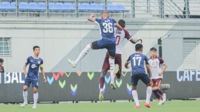 Duel pemain Hougang United dan PSM Makassar pada matcdah keempat Grup H, Piala AFC Cup 2203-2024 di Stadion Jalan Besar Singapura, Kamis (9/11/2023). (foto: Official PSM Makassar) 