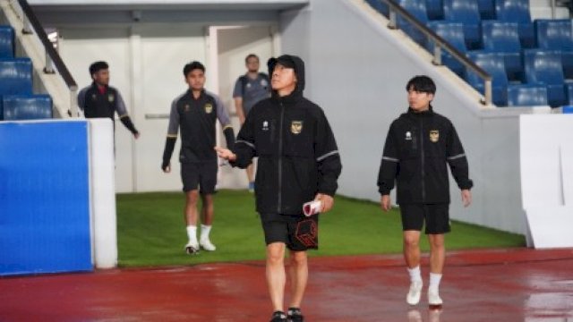 Pelatih Timnas Indonesia, Shin Tae-yong saat menjajal lapangan Stadion Basra Internasional jelang laga melawan Timnas Irak di kualifikasi Piala Sunda 2026, Kamis (16/11/2023). (foto: PSSI) 