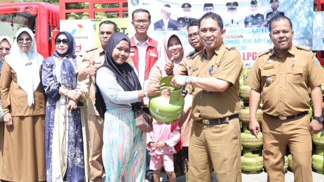 Cegah Inflasi, Pj Bupati Takalar Gelar Pasar Murah dan Operasi Pasar Gas Elpiji