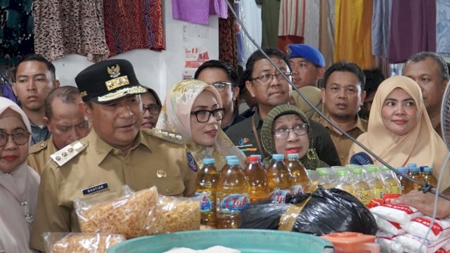 Kendalilkan Inflasi Daerah, Wabup MarosDampingi Pj Gubernur Tinjau Pasar