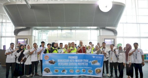 Promosikan Makassar Makan Enak, Dispar Bagikan Pisang Ijo ke Penumpang Garuda Indonesia 