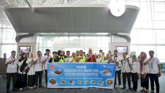 Promosikan Makassar Makan Enak, Dispar Bagikan Pisang Ijo ke Penumpang Garuda Indonesia 