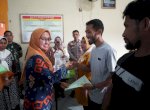 Bupati Indah Serahkan Sertifikat Tanah untuk Warga Karondang