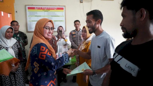 Bupati Indah Serahkan Sertifikat Tanah untuk Warga Karondang