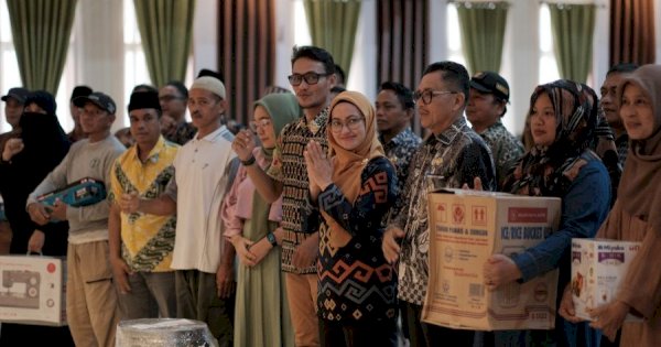 Kado Akhir Tahun, Bupati Indah Beri Bantuan ke Pelaku Usaha 