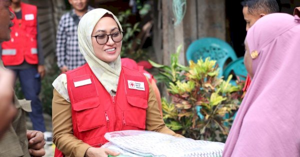 Bupati Indah dan PMI Lutra Serahkan Bantuan bagi Warga Terdampak Puting Beliung